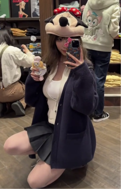 抖音网红小水不哭，超高颜值，极品身材女大学生，失足美腿大尺度自慰自拍